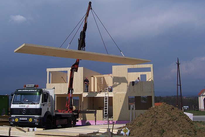 Errichtung eines Einfamilienhauses mit großformatigen Brettsperrholzelementen. 