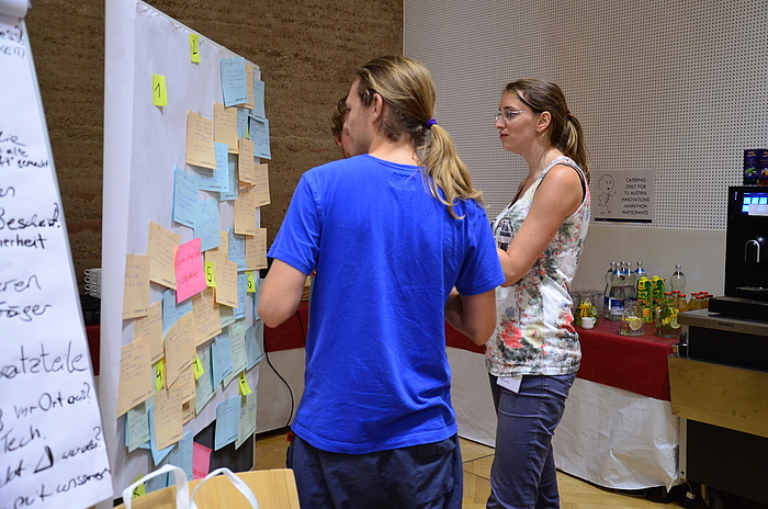 TU Graz student Philipp Rouschal (left) with team colleagues in front of a pin board covered with ideas at the TU Austria Innovation Marathon.