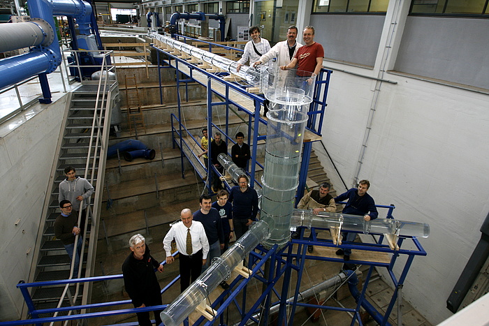 The model-building team of TU Graz and the team of Vorarlberger Illwerke AG in the hydraulic laboratory of TU Graz.