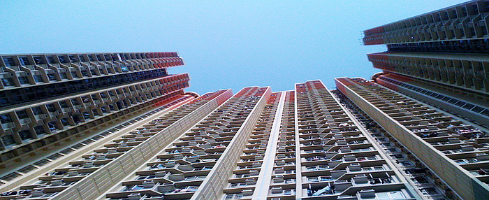 Foto eines Wohnhochhauses mit Split-Klimaanlagen in Hongkong