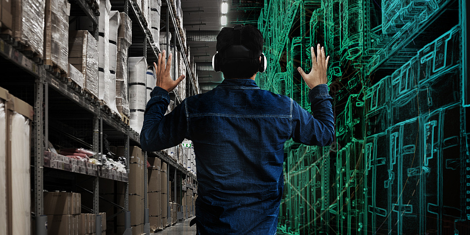 Rear view of a man with VR glasses on his head. To his left is a shelf with numerous boxes, to his right a computer-generated image of a shelf.