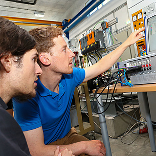 Zwei junge Männer vor einem Computer. Bildquelle: Frankl - TU Graz