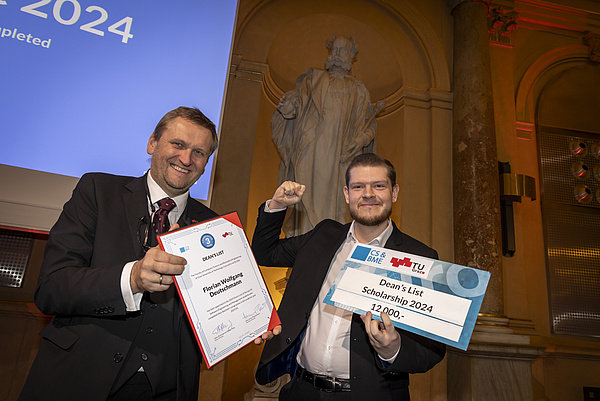 Stipendiat Florian Deutschmann mit Dekan Gernot Müller-Putz.