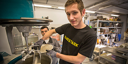A member of the TU Graz Institute of Technology and Testing of Construction Materials tests different mixing ratios.