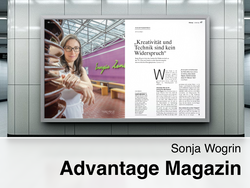 Auf einer Plakatwand in einer U-Bahn-Station ist auf einer Zeitschriftenstrecke eine Sonja Wogrin im weißen Hemd mit Brille zu sehen. Der Text auf lautet: „Kreativität und Technik sind kein Widerspruch“. Unterer Text: „Sonja Wogrin, Advantage Magazin.
