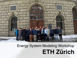 Gruppenfoto der Teilnehmenden des Workshops zur Energiesystemmodellierung, aufgenommen vor einem historischen Steingebäude an der ETH Zürich bei Schneewetter.