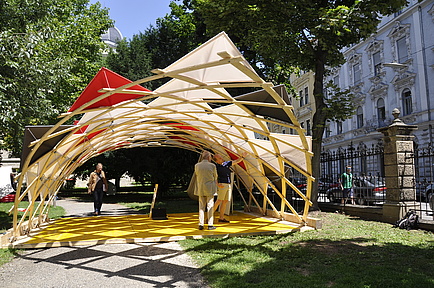 Torbogen aus Holz im Park der Alten Technik beim Graz Open Architecture
