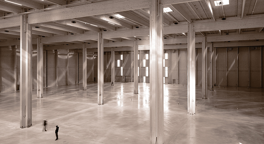 große leere saubere Halle mit Holzkonstruktion