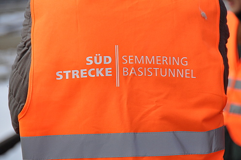 Eine Warnweste mit der Aufschrift "Südbahnstrecke Semmering Basistunnel"