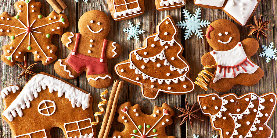 Selbstgebackene Lebkuchen zu Weihnachten: Sterne, Weihnachtsbäume, Häuser, Lebkuchenmann und -frau