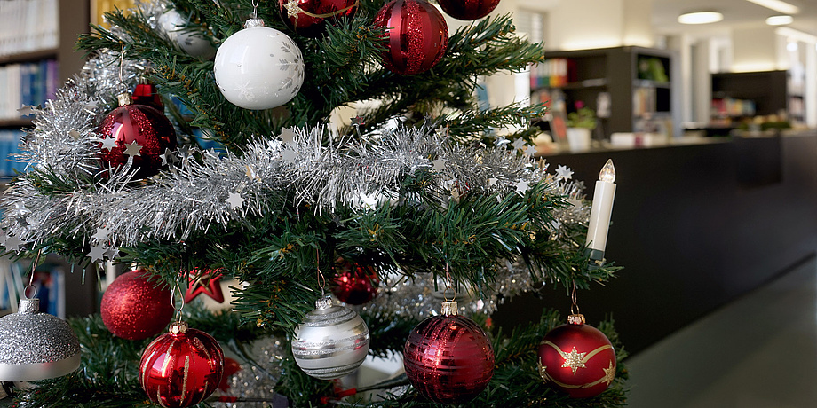 Christbaum in der Bibliothek der TU Graz. Bildquelle: Herbst – TU Graz