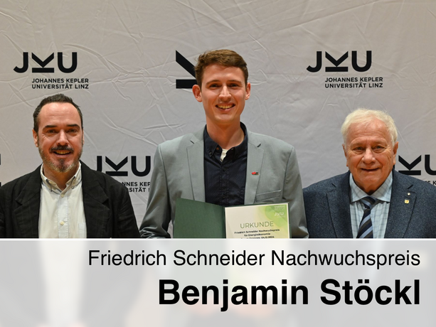 Benjamin Stöckl, der eine Urkunde hält, steht lächelnd zwischen Johannes Reichl und Friedrich Schneider vor einem Hintergrund mit dem Logo der Johannes Kepler Universität Linz. Das Bild zeigt seine Auszeichnung mit dem Friedrich Schneider Nachwuchspreis.