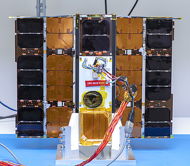 Ein Satellit während seiner Bauphase in einem Labor.