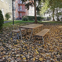 Outdoor Lernort zwischen Mandellstraße 13 und Lessingstraße 25 mit einem Tisch, Bänken und einem Tischtennistisch. 