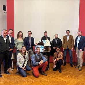 Gruppenfoto bei der Übergabe des MRT-Scanners an Rektor