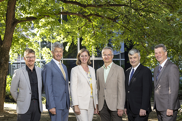 Eröffnungsfeier der Forschungsplattform Z-T-G (von links nach rechts): Christian Dayé, Rektor Harald Kainz (beide TU Graz), LR Barbara Eibinger-Miedl, Studiendekan Alfred Posch, Prof. Karl Steininger (beide Uni Graz) und Vizerektor Horst Bischof (TU Graz)