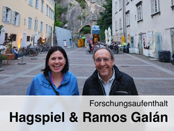 Verena Hagpiel und Andrés Ramos vor dem Stiegenaufgang zum Uhrturm in Graz.