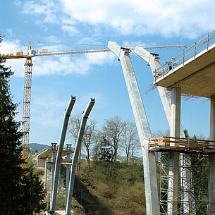 Bridge construction, mounting the pillars. Photo source: TU Graz/IBB